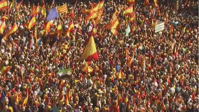 VIDEO Stotine tisuća okupljenih na ulicama Barcelone prosvjedovalo protiv neovisnosti Katalonije