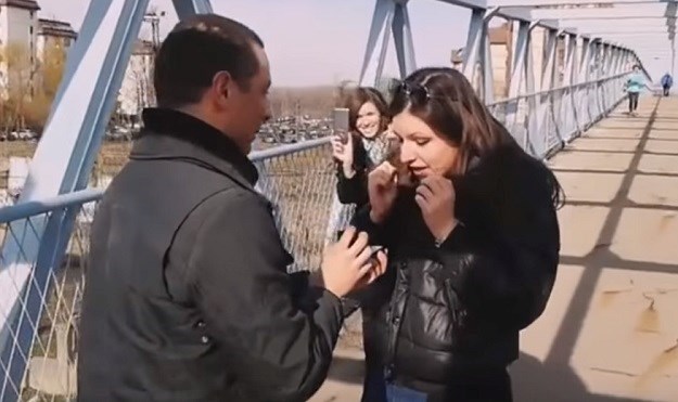 Beograđanin oborio djevojku s nogu - skupio 20 automobila za potez na koji bi "pali" i muškarci