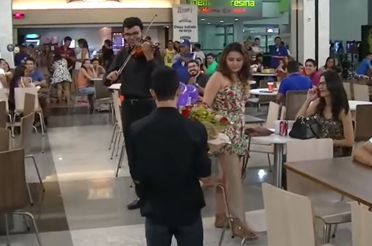 VIDEO Najtužnija prosidba ikad: Zaprosio je pred gomilom ljudi, a ona ga brutalno odbila