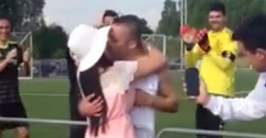 VIDEO Romantika na nogometnom terenu: Darko zaprosio curu i postao heroj interneta