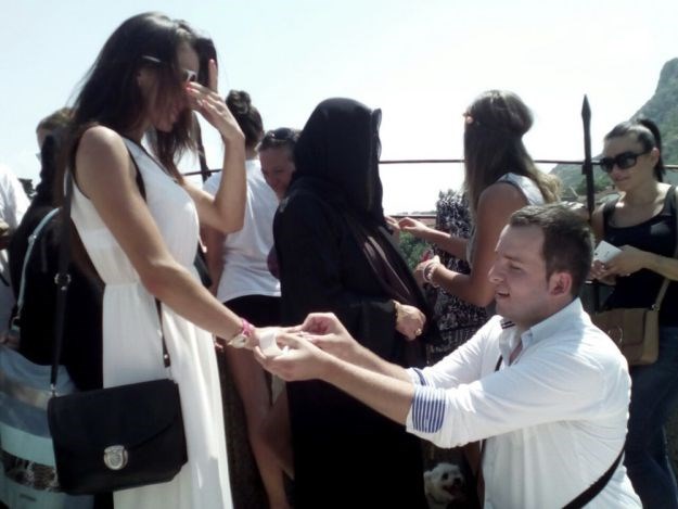 VIDEO "Mostovi spajaju ljude": Zaprosio djevojku na Starom mostu u Mostaru