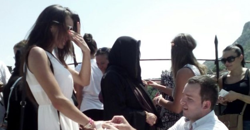 VIDEO "Mostovi spajaju ljude": Zaprosio djevojku na Starom mostu u Mostaru