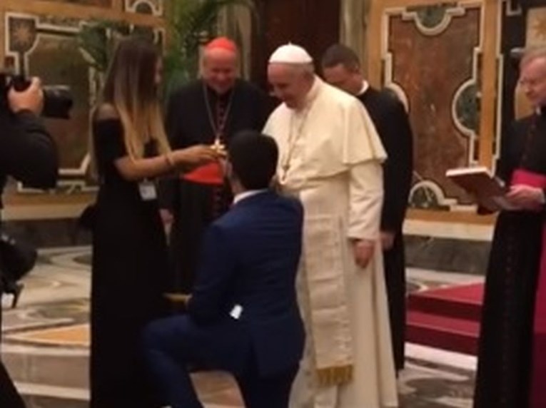 VIDEO Političar zaprosio curu ispred Pape: Ona zanijemila od šoka, a Franjo spasio stvar