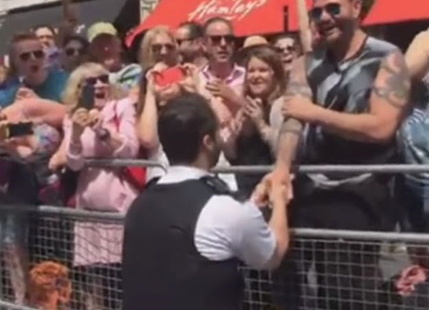 VIDEO Policajac zaprosio svog dečka na gay prideu