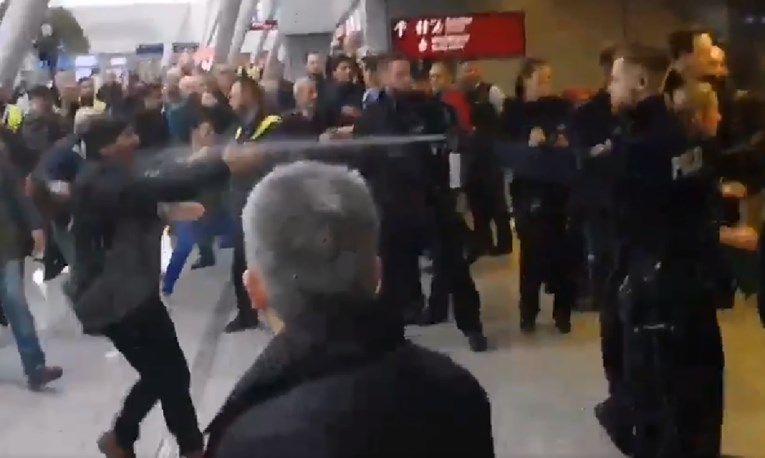 VIDEO Kaos u zračnoj luci u Duesseldorfu: Nekoliko ozlijeđenih u prokurdskom prosvjedu