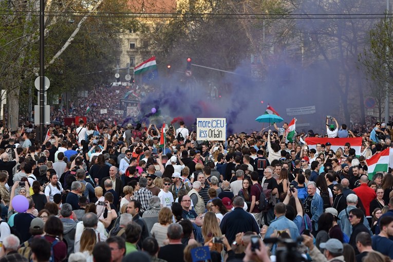 VIDEO Deseci tisuća Mađara prosvjedovali protiv Orbana