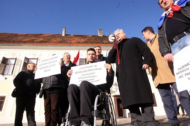 Prosvjednici pred Vladom negodovali zbog stanja u pravosuđu