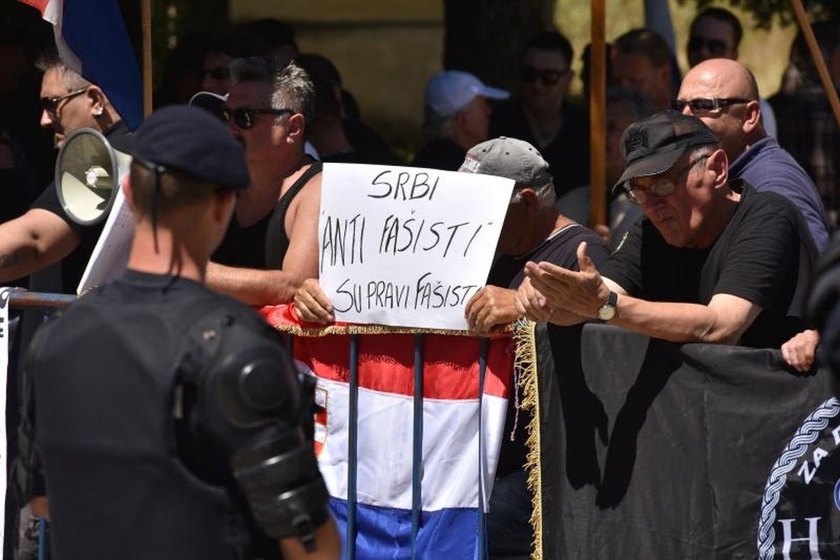 FOTO Ustaše prosvjedovali u Srbu, još nisu postavili ploču Francetiću, sve je puno policije