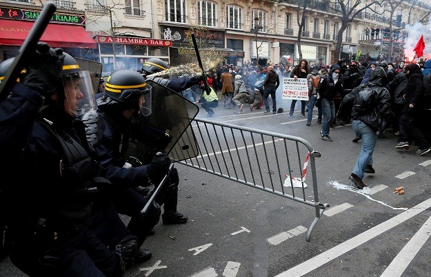 Kaos u Parizu: Divlji sukob prosvjednika i policije, bačeni suzavac i šok granate