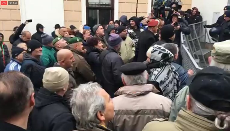 VIDEO Bivši četnik posjetio Kolindu, veterani prosvjedovali ustaškim pozdravom, jedan uhapšen