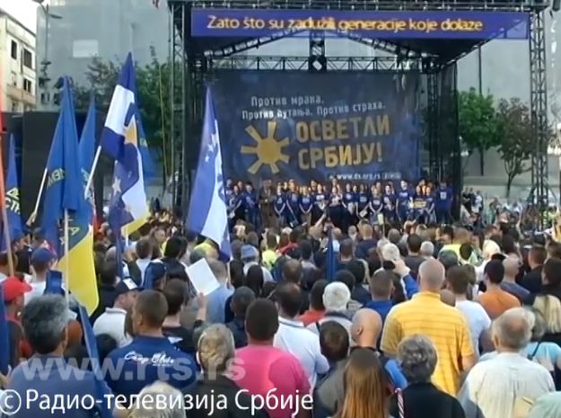 Deseci tisuća ljudi na beogradskim ulicama tražili ostavku Vučića