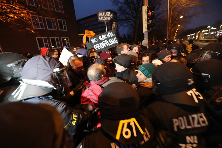 Nasilje na prosvjedu protiv ekstremne desnice u Njemačkoj, ozlijeđeni policajci