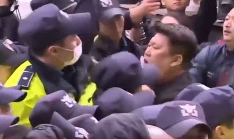 Dok Hrvati roštiljaju, u svijetu se danas prosvjeduje. Pogledajte snimke