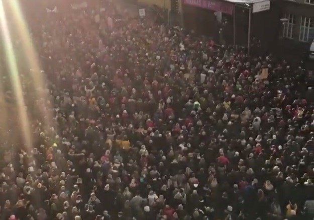 VIDEO Ženama na Islandu dojadilo raditi besplatno, u 14.38h otišle s posla i prosvjedovale