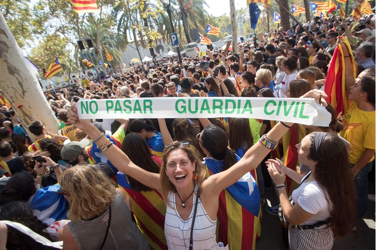 Tisuće prosvjednika u katalonskim gradovima, nadlijetao ih policijski helikopter