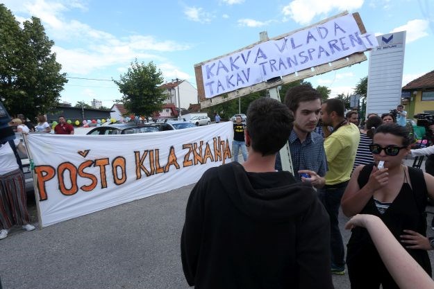 Studenticama koje kampiraju ispred MZOŠ-a pridružilo se stotinjak kolega u prosvjedu