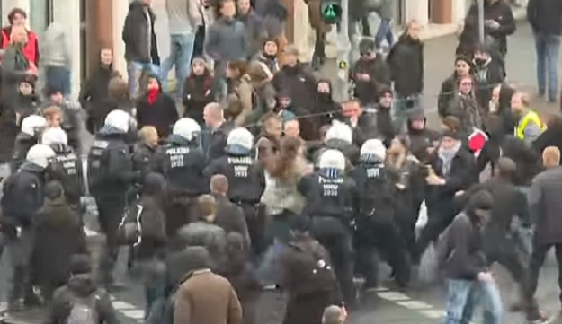 Prosvjed ekstremnih desničara u Njemačkoj nakon dolaska protuprosvjednika pretvorio se u kaos