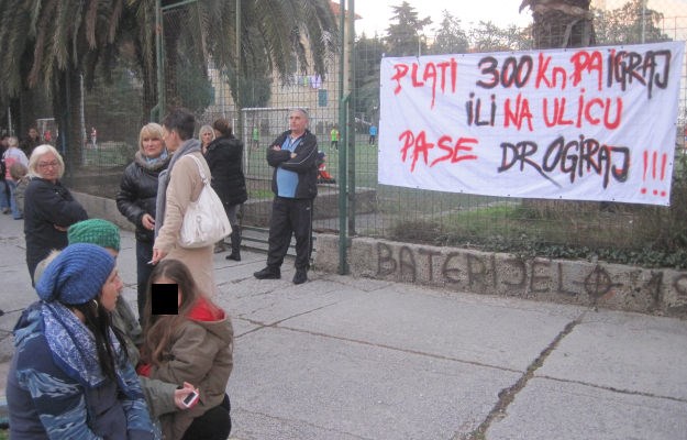 Nastavlja se prosvjed roditelja pred školom u Splitu: Ovo su jedina privatizirana igrališta u Hrvatskoj