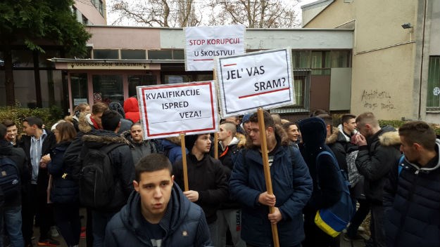 VIDEO Učenici Poštanske poručili da neće pijance i pedofile za profesore pa ih zaključali u školu