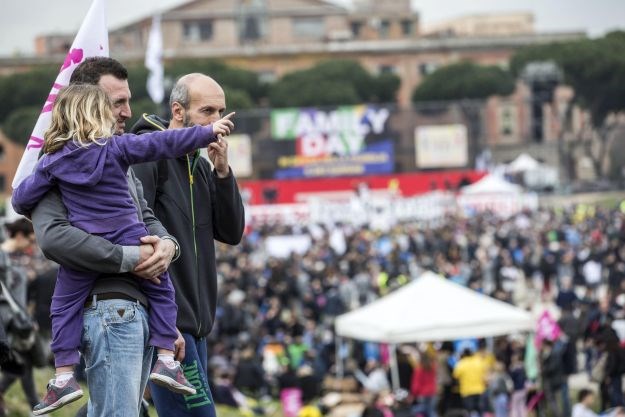 Tisuće ljudi prosvjedovalo u Rimu zbog legalizacije istospolnih brakova