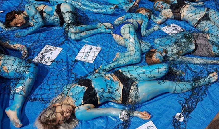 Vegani se u Parizu obojali u plavo, pa prosvjedovali zbog patnji riba