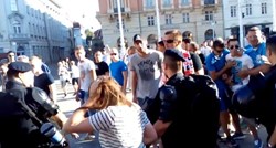 VIDEO "Jebem vam mater četničku, ubit ćemo vas!" Prosvjednicu gađao limenkom pa je udario u glavu