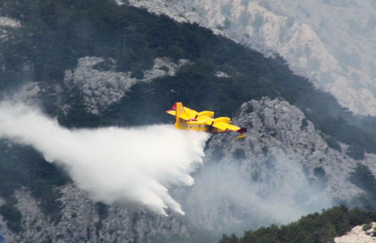 Avioni cijeli dan neumorno gase požare na nekoliko mjesta, najgore je u Dalmatinskoj zagori