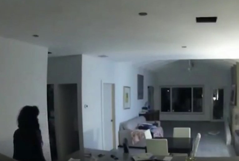 VIDEO Strašna snimka kućne kamere: Jeziva provalnica šeće kućom dok vlasnica spava