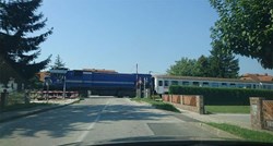 FOTO OVO JE JAKO OPASNO Vlakovi kod Varaždina jure velikom brzinom, a rampa podignuta