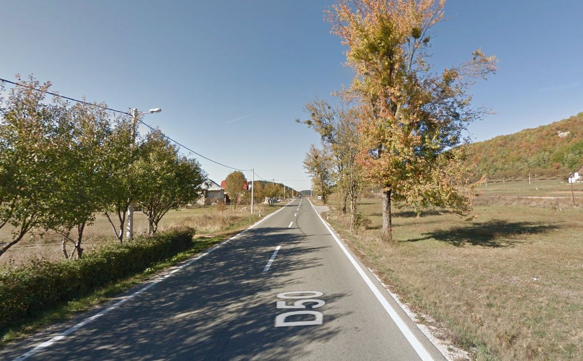 Autom kod Perušića prešao u suprotnu traku i udario u kombi, dvije osobe teže ozlijeđene