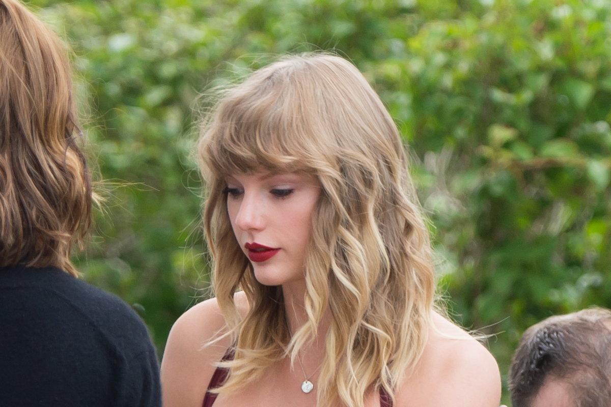 Nakon što se obračunala s neprijateljima, Taylor Swift zasjala u ulozi djeveruše