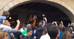 VIDEO Puigdemont među masom koja mu skandira: "Predsjedniče, predsjedniče"
