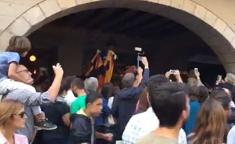 VIDEO Puigdemont među masom koja mu skandira: "Predsjedniče, predsjedniče"