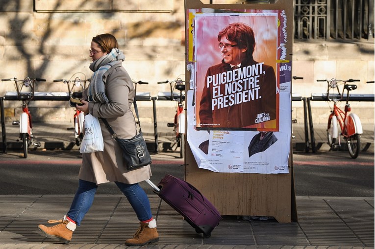 Španjolski sud blokirat će imenovanje Puigdemonta za predsjednika ako se ne vrati u Barcelonu