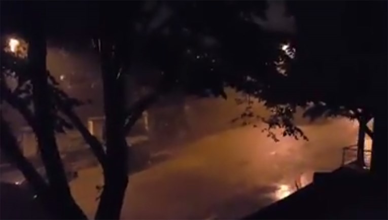 VIDEO Prva obilnija kiša nakon listopada 2016. pala u Puli, bilo je i poplava