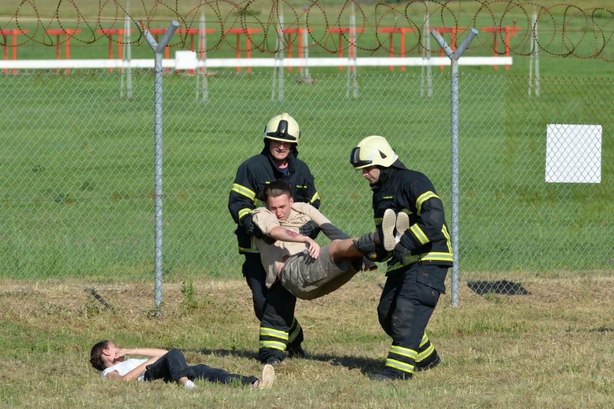 FOTO U Puli održana vježba za slučaj izvanrednog pada aviona, pogledajte kako je to izgledalo