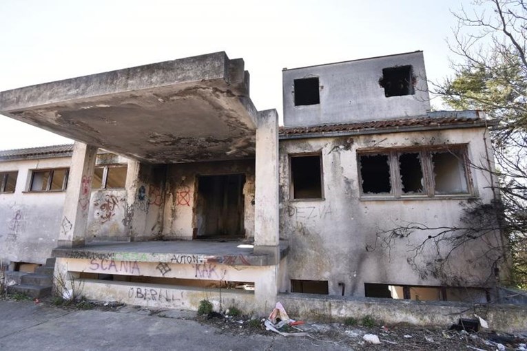 FOTOGALERIJA Nekadašnji vojni kompleks u Puli izgleda stravično, kao iz horora