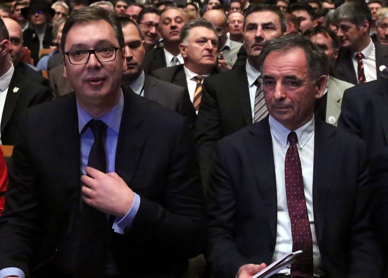 Vučić ispričao kako su Pupovca napali: "Pljunuli su ga i zalijepili mu BBB na leđa"