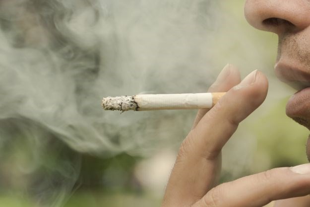 Engleska zabranila pušenje u automobilima s djecom