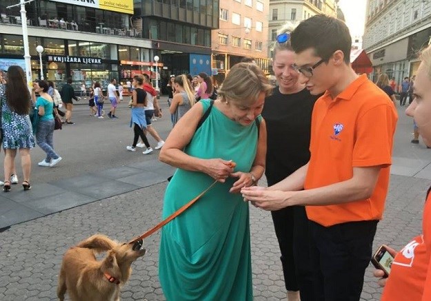 FOTO Vesna Pusić na Trgu bana Jelačića lovila Pokemone