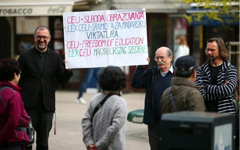 FOTO Zoran Pusić ispred Kolinde prosvjedovao za slobodu obrazovanja, transparent mu ima tipfeler