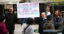 FOTO Zoran Pusić ispred Kolinde prosvjedovao za slobodu obrazovanja, transparent mu ima tipfeler