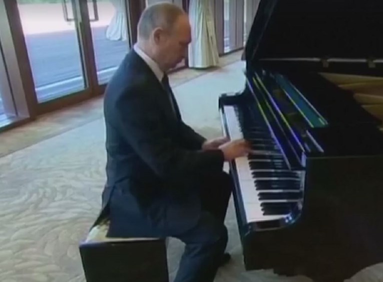 VIDEO Putin sjeo za klavir i zasvirao, zbog jednog detalja snimka postala hit na internetu