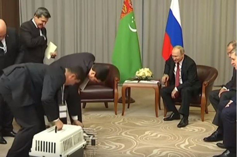 VIDEO Putinova reakcija na poklon iz Turkmenistana postaje hit na internetu
