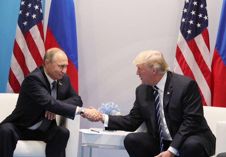 Putin u novogodišnjoj čestitci pozvao Trumpa na "pragmatičnu suradnju"
