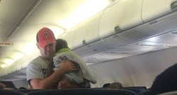 Mama nije mogla smiriti sina u avionu pa je jedan putnik učinio nešto fantastično