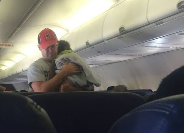 Mama nije mogla smiriti sina u avionu pa je jedan putnik učinio nešto fantastično