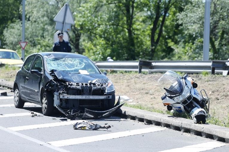 FOTO Vozač u Zagrebu automobilom naletio na policajca na motoru