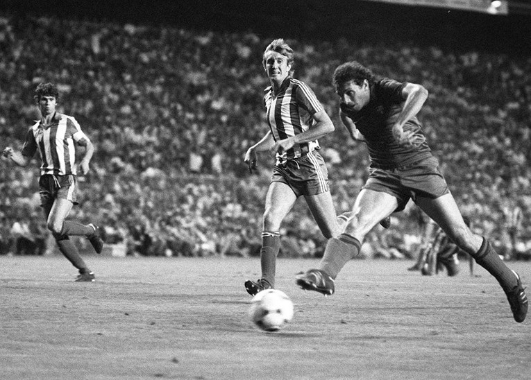 MESSI I HALILOVIĆ SE OPROSTILI OD LEGENDE Bivši napadač Barce umro od srčanog udara