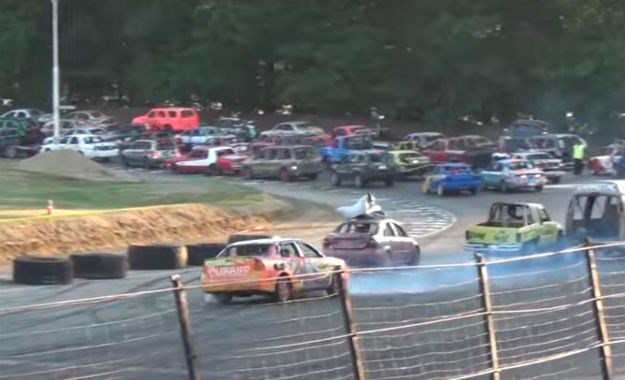 Novi hit u Americi: Voze u rikverc i razbijaju se, a ograničenja nema